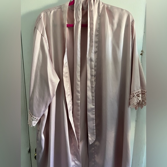 Satin Light Pink Robe - Picture 1 of 3